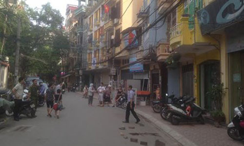 Nu sinh roi tu biet thu nam tang xuong duong pho