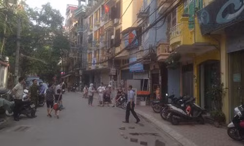 Nu sinh roi tu biet thu nam tang xuong duong pho