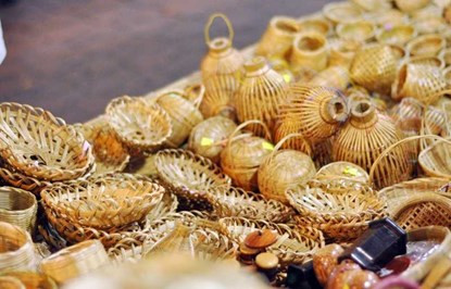 Những nan tre được chuốt sạch, bóng loáng trông rất bắt mắt. Rất đông người đến tham quan, mua những vật dụng này về nhà vừa để đỡ nhớ quê và để trưng trong nhà trang trí.