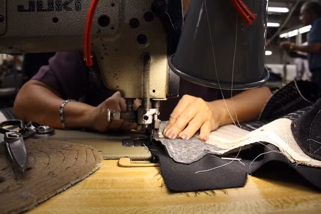 MGC có thể tiết kiệm tiền và thời gian bằng việc tự động hóa mọi khâu sản xuất. Tuy nhiên, theo lãnh đạo công ty, để đảm bảo chất lượng tốt nhất cho từng sản phẩm, họ chọn cách làm bằng tay.