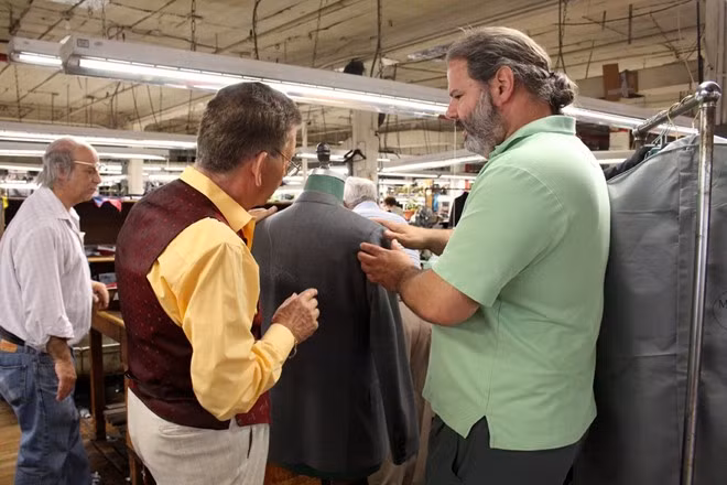 Tod Greenfield (phải) là con trai của ông Martin, cũng là người đồng sở hữu công ty. Greenfield ước tính, mỗi người trong số 120 nhân công tại xưởng thường đảm nhận cùng lúc rất nhiều công đoạn.