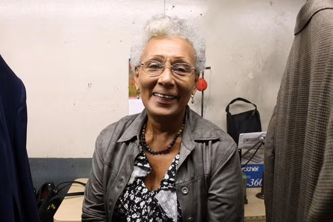 Thợ may kỳ cựu Celeste Suarez tiết lộ rằng, khi bắt đầu công việc này cách đây 22 năm, bà đã phải thực hiện mọi công đoạn. Giờ đây, nhiệm vụ của bà là kiểm tra sản phẩm trước khi bàn giao cho khách.