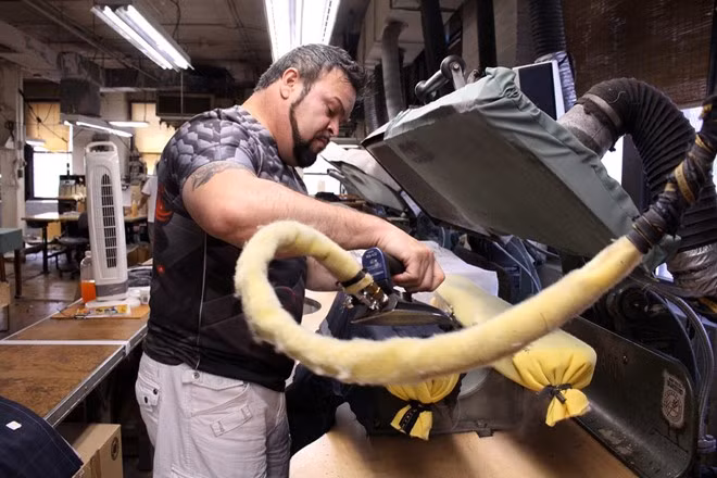 Pedro Sanchez, một nhân viên làm việc tại MGC suốt 29 năm qua, cho biết những bộ complet được sản xuất theo kiểu thủ công sẽ vừa khít với dáng người sử dụng bởi công nhân chú ý tới từng chi tiết của trang phục ngay từ khâu đầu tiên.