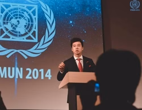 Di Lân từng giành được học bổng Tiến sĩ toàn phần của ĐH Brandeis, bang Massachussetts, Mỹ.