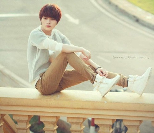 "Phong cách thời trang của mình đơn giản thôi, áo phông, giày sneaker hay boots. Lâu lâu ăn mặc nổi bật chút cho đổi gió, nổi bật để xem có bạn nữ nào nhìn tới nữa không chứ", 9x hóm hỉnh chia sẻ.