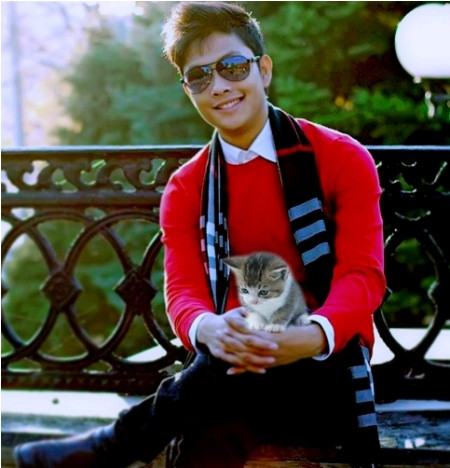 Du học Nga khi 20 tuổi, Hồ Thành Công - chàng trai xứ Nghệ bỗng dưng nổi như cồn với hàng loạt các video về chú Mèo mun hài hước, đáng yêu như "kinh nghiệm xin tiền mẹ của Mèo mun"; "Mèo mun hồi tưởng về tuổi thơ dữ dội"; "Mèo mun kể chuyện ngắm gái nước ngoài".