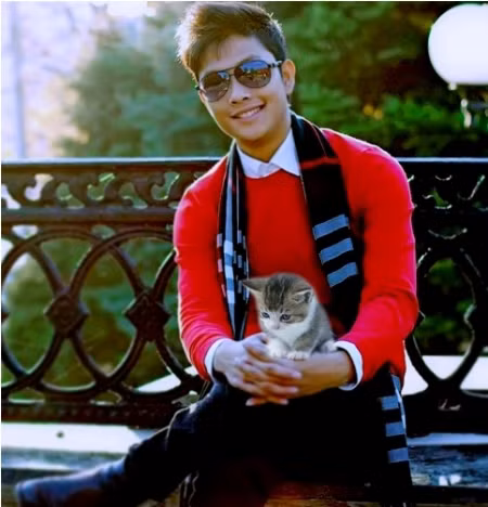 Du học Nga khi 20 tuổi, Hồ Thành Công - chàng trai xứ Nghệ bỗng dưng nổi như cồn với hàng loạt các video về chú Mèo mun hài hước, đáng yêu như "kinh nghiệm xin tiền mẹ của Mèo mun"; "Mèo mun hồi tưởng về tuổi thơ dữ dội"; "Mèo mun kể chuyện ngắm gái nước ngoài".