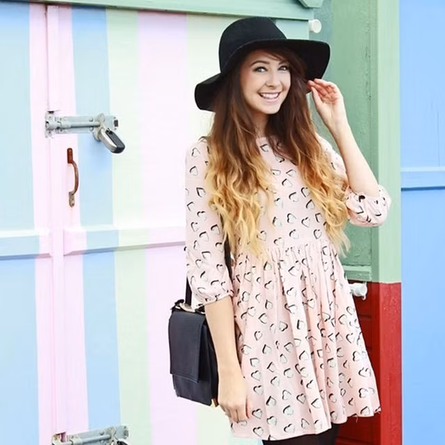 Những video tự làm của cô luôn hấp dẫn, bắt kịp xu hướng. Đến nay, tài khoản Zoella đã có 205 clip, hút hơn 8 triệu người theo dõi và gần 500 triệu lượt xem, được xếp hạng thứ 49 toàn thế giới.