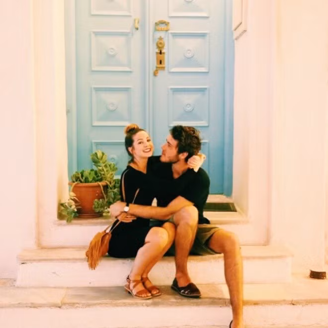Zoe hạnh phúc trong kỳ nghỉ với bạn trai Alfie Deyes - cũng là ngôi sao YouTube nổi tiếng. Chuyện tình đẹp cùng sự nghiệp thành công của cô là ước mơ của mọi thiếu nữ.