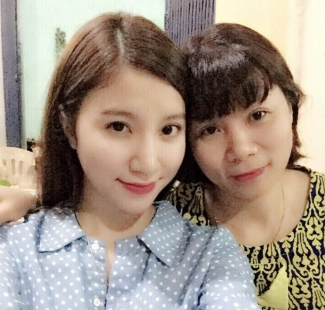 Hạnh Sino (Nguyễn Mỹ Hạnh, sinh năm 1990) cho biết, nhân Ngày của của Mẹ, cô đưa "người bạn lớn" đi mua sắm và massage thư giãn. Cũng sắp đến ngày sinh nhật mẹ, hot girl Hà thành tranh thủ mua quà sớm.