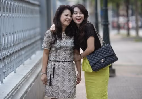 Hot girl Sài thành tâm sự: "Những dịp lễ quan trọng, tôi từ chối diễn để ở nhà với mẹ. Tôi sẽ xuống bếp trổ tài làm bữa tối để gia đình quây quần bên nhau. Tôi nghĩ điều này sẽ làm mẹ hạnh phúc nhất".