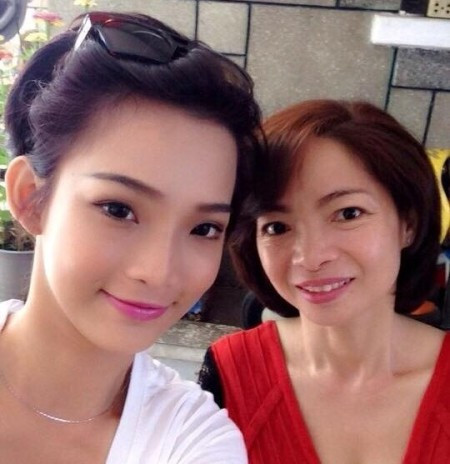 Thường xuyên nhận show diễn tại nước ngoài, nên DJ King Lady (Phạm Thị Thu Hiền, 22 tuổi) cũng ít khi ở nhà. Vào những ngày nghỉ, cô đưa mẹ đi xem phim. Sau đó, cả hai mua bánh kem về nhà thưởng thức.