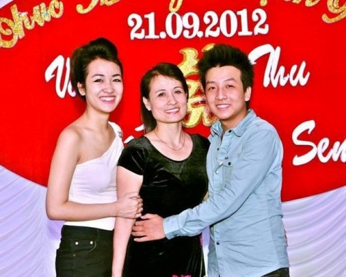 Hình ảnh Trang Moon chụp cùng mẹ trong một đám cưới năm 2012. Cô gái Hà Nội chia sẻ trên trang cá nhân: "Con không có nhà để tặng quà hay đưa mẹ đi ăn. Nhưng với con, hôm nào cũng là Ngày của Mẹ. Con luôn biết ơn mẹ đã sinh thành, nuôi nấng con. Con sẽ mãi luôn là con ngoan của mẹ".