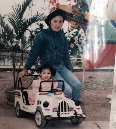 Mới đây, trên trang cá nhân, Trà My chia sẻ hình ảnh thời bé bên mẹ. Với hot girl, mẹ là phụ nữ vĩ đại nhất.