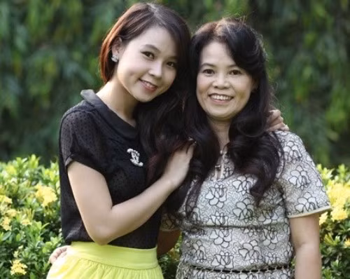 Vì có lịch chụp ảnh và đóng phim nên hot girl Sam (Nguyễn Hà My, sinh năm 1990) ít có thời gian bên gia đình. Có khi, cô đi làm từ sáng khi mẹ chưa dậy, đến khuya về thì cả nhà đã ngủ. Vì vậy, dù ở chung một nhà nhưng Sam và mẹ không gặp nhau thường xuyên.