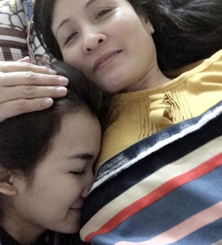 Trang Moon nhắng nhít trong vòng tay mẹ. Ngày của Mẹ năm nay, nữ DJ The Remix chơi nhạc tại Quảng Ninh, cô lên kế hoạch đưa mẹ đi biển vào cuối tháng.