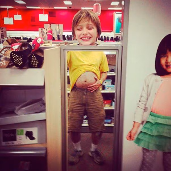 Trẻ con mang thân hình người lớn.