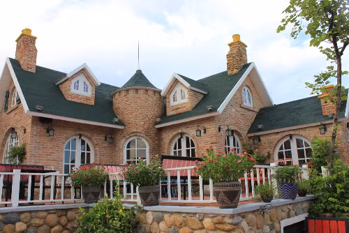 Nằm trên con đường Huỳnh Khương An, City House Cafe hút du khách với vẻ ngoài sang trọng, thu hút doanh nhân, bạn bè, gia đình, cặp đôi… đến nghỉ ngơi, thư giãn, thưởng thức cafe…Quán được thiết kế với 9 phố theo phong cách châu Âu, mỗi phố mang tên một loại hoa khác nhau. với nhiều ống khói đặc trưng giữa khu rừng đầy cây xanh bóng mát. Địa chỉ: Đường Huỳnh Khương An, P. 5, quận Gò Vấp (đối diện chợ Gò Vấp, cổng sau Đại học Công nghiệp TP HCM).