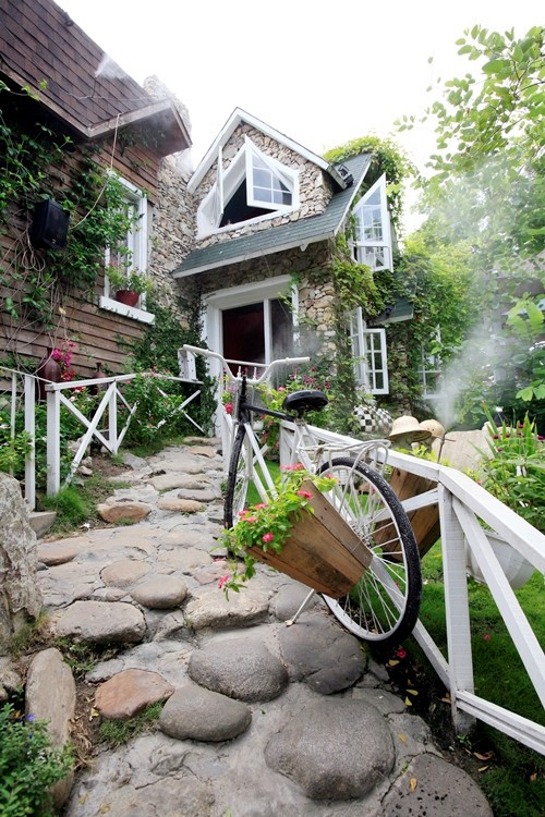 Country House Cafe được chia thành nhiều khu với nhiều tiểu cảnh. Mỗi tiểu cảnh có một điểm nhấn khác nhau. Những ngôi nhà trên cao mang đến cảm giác về ngày nắng ấm. Những con đường mòn uốn cong cùng hoa mang đến một Đà Lạt dịu mát. những chiếc cối xay gió khiến người ta liên tưởng đến Don Quixote. Địa chỉ: Đường Phan Văn Trị, quận Gò Vấp, TP HCM.