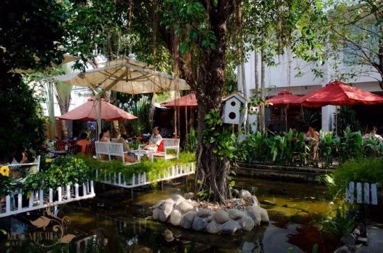 Quán cafe Khúc Mùa Thu nằm trong một con đường nhỏ cách ngã ba Quang Trung - Đường số 21 (quận Gò Vấp, TP HCM) khoảng 100 m. Quán mang đến cho thực khách cảm giác mới mẻ và dễ chịu bởi sự độc đáo trong từng thiết kế và khu vườn tươi mát.