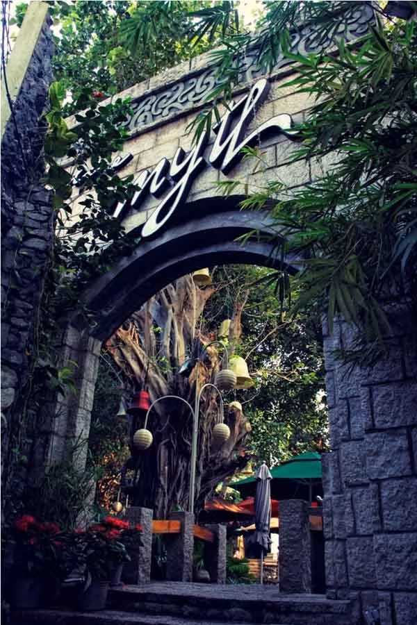 Như tên gọi, The Myth không khác nơi ở của các vị thần trong một tòa lâu đài cổ kính và vĩ đại nổi lên từ mặt nước thật cổ kính và vĩ đại… Trong không gian đó, những chú bò thần khổng lồ, bức tượng nữ thần của truyền thuyết thần thoại xa xưa khiến nơi đây càng huyền ảo và mê hoặc. Địa chỉ: Đường Điện Biên Phủ, P. 6, quận 3, TP HCM (đi Điện Biên Phủ qua ngã tư Pasteur 20 m bên lề trái).