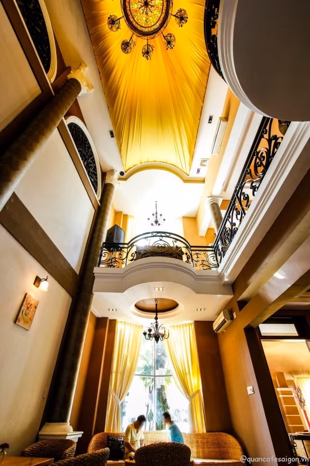 Với gam vàng vương giả, trần nhà cao vút, cột trụ trạm trổ, dải lụa mềm mại, tiếng nhạc du dương, BJ Coffee Lounge mang đến cho bạn cảm giác như đang lạc vào một lâu đài. Địa chỉ: Đường Nguyễn Thời Trung, quận 5, TP HCM.