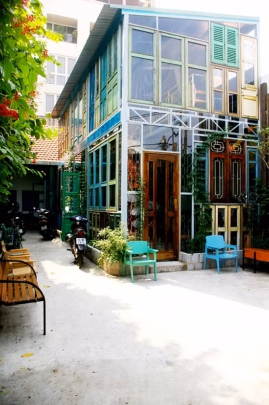 Nếu hầu hết các quán cà phê khác, cửa luôn mở hay chỉ khép hờ thì Kujuz Coffee lại khác. Không gian bên trong tách biệt với bên ngoài bằng một chiếc cửa luôn khóa kín. Khách đến quán, phải bấm chuông, chủ quán mới ra mở cửa cho vào. Không chỉ khác biệt ở cách đón tiếp, quán có hàng trăm cửa sổ này cũng để khách tự pha chế, tự phục vụ. Địa chỉ: Kujuz Coffee, Trần Quý Khoách, P. Tân Định, quận 1, TP HCM.