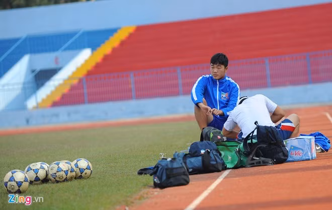 Đội trưởng Xuân Trường bị đau cổ chân, anh chỉ có thể ngồi quan sát các đồng đội tập luyện. Sau đó đội trưởng của HAGL chạy nhẹ dưới sự theo sát của bác sĩ Đồng Xuân Lâm.