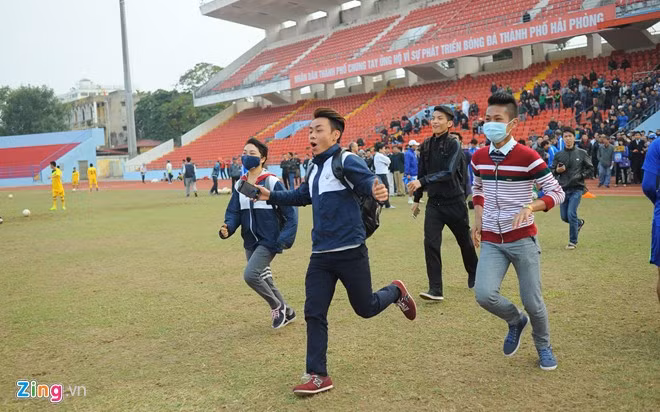 Khi HLV Graechen vừa thổi còi kết thúc buổi tập, khán giả ùa vào sân để chụp ảnh cùng cầu thủ trẻ HAGL.