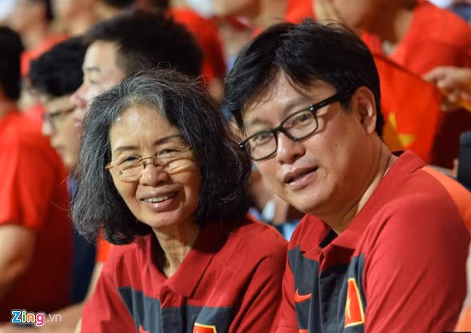 Anh Đoàn Thuận Hải, làm việc tại một cơ quan kiểm toán Singapore mời mẹ từ Việt Nam sang chơi nhân dịp SEA Games 28. Mẹ anh tuy không biết nhiều về bóng đá, nhưng cho biết có tuyển Việt Nam là phải đến ủng hộ. Còn anh Hải không bỏ trận nào mỗi khi đội nhà thi đấu tại Singapore.
