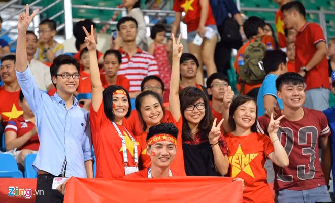 Ca sĩ Phương Thanh và nhóm CĐV Việt Nam, trong đó có nhiều sinh viên đang học tập tại Singapore đến sân tiếp thêm sức mạnh tinh thần cho thầy trò HLV Miura.