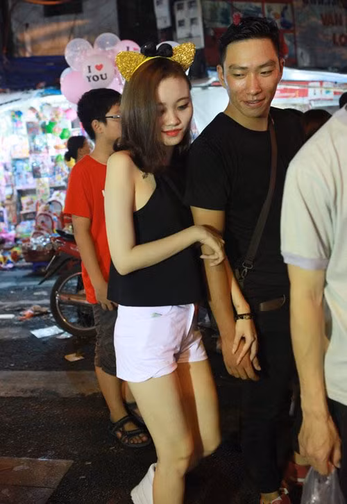 Dễ dàng bắt gặp những bạn gái xinh đẹp, ăn mặc gợi cảm trên phố Hàng Mã. Ảnh: Hồng Phú.