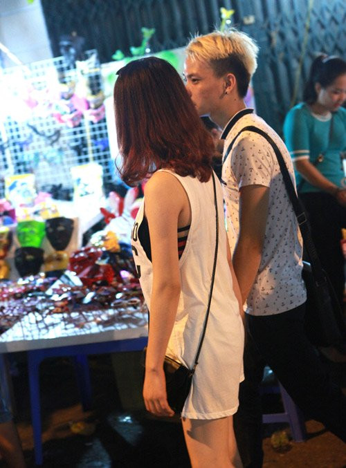 Đa số phái đẹp đều chọn những trang phục diện dụng, phóng khoáng nhất để dạo phố Trung thu.