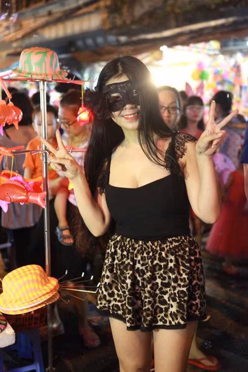  Thiếu nữ Hà thành khoe vẻ đẹp xuân thì với chiếc áo cổ rộng.