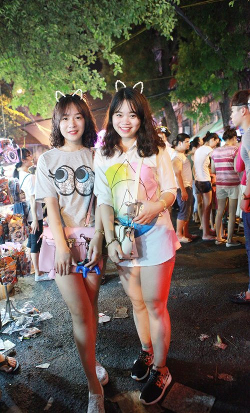 Những món đồ chơi bán trong dịp Trung thu giúp các cô gái trở nên đáng yêu và ấn tượng hơn.