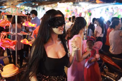 Do thời tiết Hà Nội vẫn khá oi ả, nên chẳng hẹn mà gặp, các bạn trẻ đều có xu hướng lựa chọn trang phục phóng khoáng, thoải mái. Quần short, váy ngắn, áo thun là những kiểu mốt dễ dàng bắt gặp trên phố Hàng Mã trong ngày này.