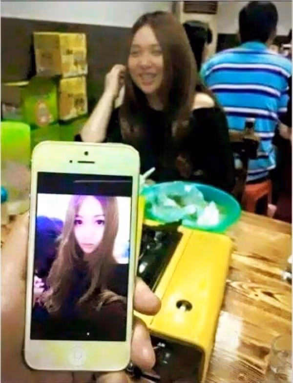 Ảnh đại diện Facebook của một cô gái với gương mặt V-line, mắt to, da trắng mịn. Còn ngoài đời, nhan sắc thiếu nữ này hoàn toàn trái ngược những gì mọi người đã thấy trên mạng xã hội. Tại một fanpage, hình ảnh này nhận được 200.000 lượt like (thích).