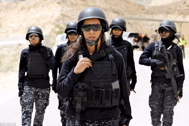 Đội nữ cảnh sát của Jordan oai vệ tại thủ đô Amman.