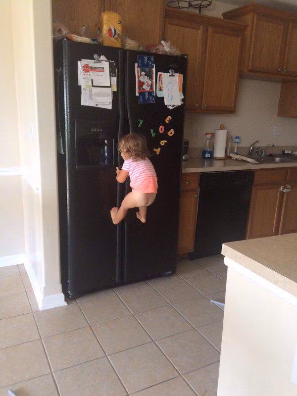 Bé làm người Nhện.