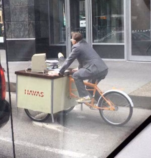 Mang cả bàn làm việc đi muôn nơi.