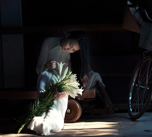 Đó là cách mà Lương Giang cho rằng, để mỗi khi nhắc đến cô, người ta sẽ nhớ đến một cô gái cần mẫn để rèn tài cũng như là mùa hoa loa kèn tháng tư vậy. Ảnh: Xuân Chính.