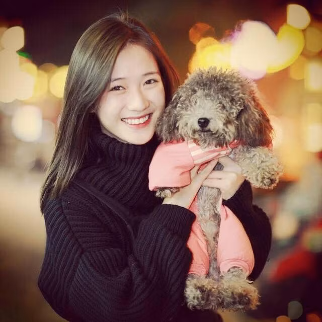 Không chỉ xinh đẹp, Trâm Anh còn có thành tích học tập tốt, với điểm thi đầu vào đại học khối C đạt 22,5. Cô cũng thường xuyên tham gia làm mẫu ảnh, đóng MV cho nhiều ca sĩ trẻ...