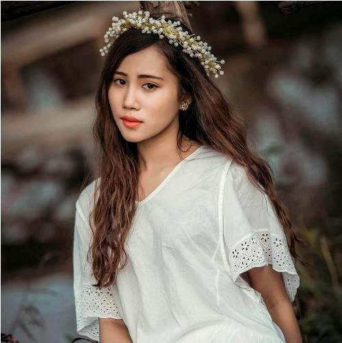 Hà Khánh Linh (sinh năm 1996) hiện là sinh viên năm nhất, khoa Xã hội học, Học viện Báo chí và Tuyên truyền. Nữ sinh được biết đến qua những bộ ảnh thời trang lan truyền trên mạng với vẻ ngoài xinh xắn, đáng yêu.