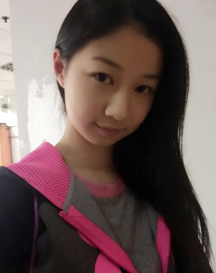 Cô gái trẻ không sở hữu khuôn mặt với nhiều nét sắc sảo hay gợi cảm mà lại mang nhiều điểm mộc mạc, giản dị và rất duyên dáng.