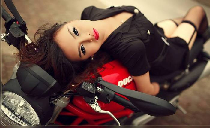Phương Lan khoe vẻ gợi cảm "chết người" bên xe.