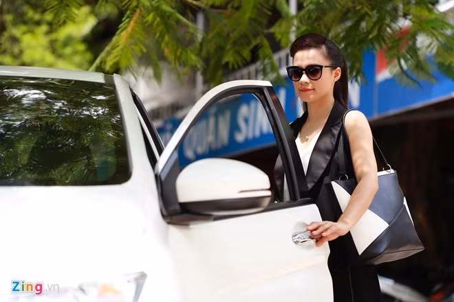 Hàng ngày, nữ MC 8X tự lái xe riêng đến nơi làm việc. 13h, cô rời cơ quan, sang trụ sở kênh VTC 9 ghi hình chương trình Câu chuyện thế giới. Thảo Nguyên cho hay, hiện cô là nhân viên chính thức của Đài tiếng nói Việt Nam và cộng tác với nhiều chuyên mục như Xe và thể thao trên VTC9, Du lịch và ẩm thực trên VTV4, Nhịp sống 365 trên SCTV4... Trong năm nay, cô còn tham gia đóng hai bộ phim truyền hình là Con nhà giàu và Góc khuất số phận.