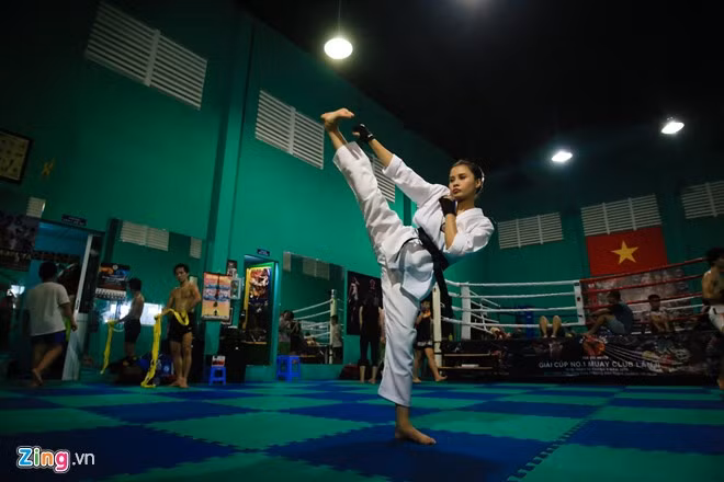 Thảo Nguyên đến sàn tập võ vào lúc 19h. 8X cho biết, cô theo bộ môn này được 5 năm. Trước đó, cô bị mẹ và bà nội ngăn cấm vì "con gái ai mà học võ". Tuy nhiên, cô vẫn trốn gia đình thực hiện sở thích. "Tôi từng khóc và tuyệt thực 3 ngày. Đến khi ngất xỉu, bố mẹ quá hoảng sợ nên mới chiều và cho tôi học võ tiếp", cô kể.