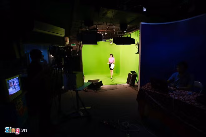 Sau hai giờ chuẩn bị, Thảo Nguyên vào phim trường ghi hình. Cô tranh thủ đọc lại kịch bản để có thể dẫn lưu loát, hạn chế mất thời gian quay lại nhiều lần. Quan điểm sống của MC người Quảng Ngãi là bớt suy nghĩ về mình, quan tâm đến mọi người xung quanh, dè dặt trong lời nói và hành động để tránh tổn thương người khác. "Cuộc sống rất ngắn ngủi, khi mất rồi khó lấy lại được. Vì vậy, tôi luôn muốn mang niềm vui đến người thân, bạn bè", cô chia sẻ.