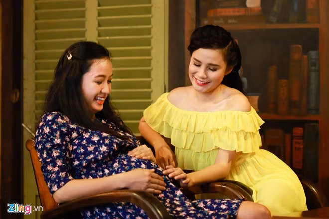 17h, nữ MC hẹn gặp một số bạn bè thân thiết tại một quán cà phê ở quận 1, TP HCM. Trong ảnh là diễn viên Lê Bê La, quen thuộc với khán giả trẻ qua các vai diễn trong phim Cổng mặt trời, Ở lại thế gian... Thảo Nguyên hỏi thăm tình hình sức khỏe của bạn thân khi cô đang mang thai ở tháng thứ 7.