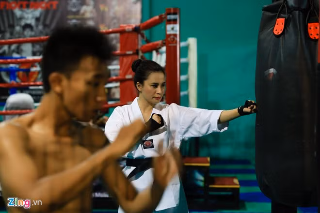 Nữ MC từng được chọn đi thi toàn tỉnh Quảng Ngãi và đạt giải đối kháng. Thảo Nguyên cho hay, phụ nữ cần có võ để bảo vệ bản thân và đảm bảo sức khỏe dẻo dai. Nguyên cho biết, cô rất thích cuộc sống bận rộn. "Một ngày mà không ra đường và làm việc, tôi cảm thấy rất khó chịu", cô chia sẻ.